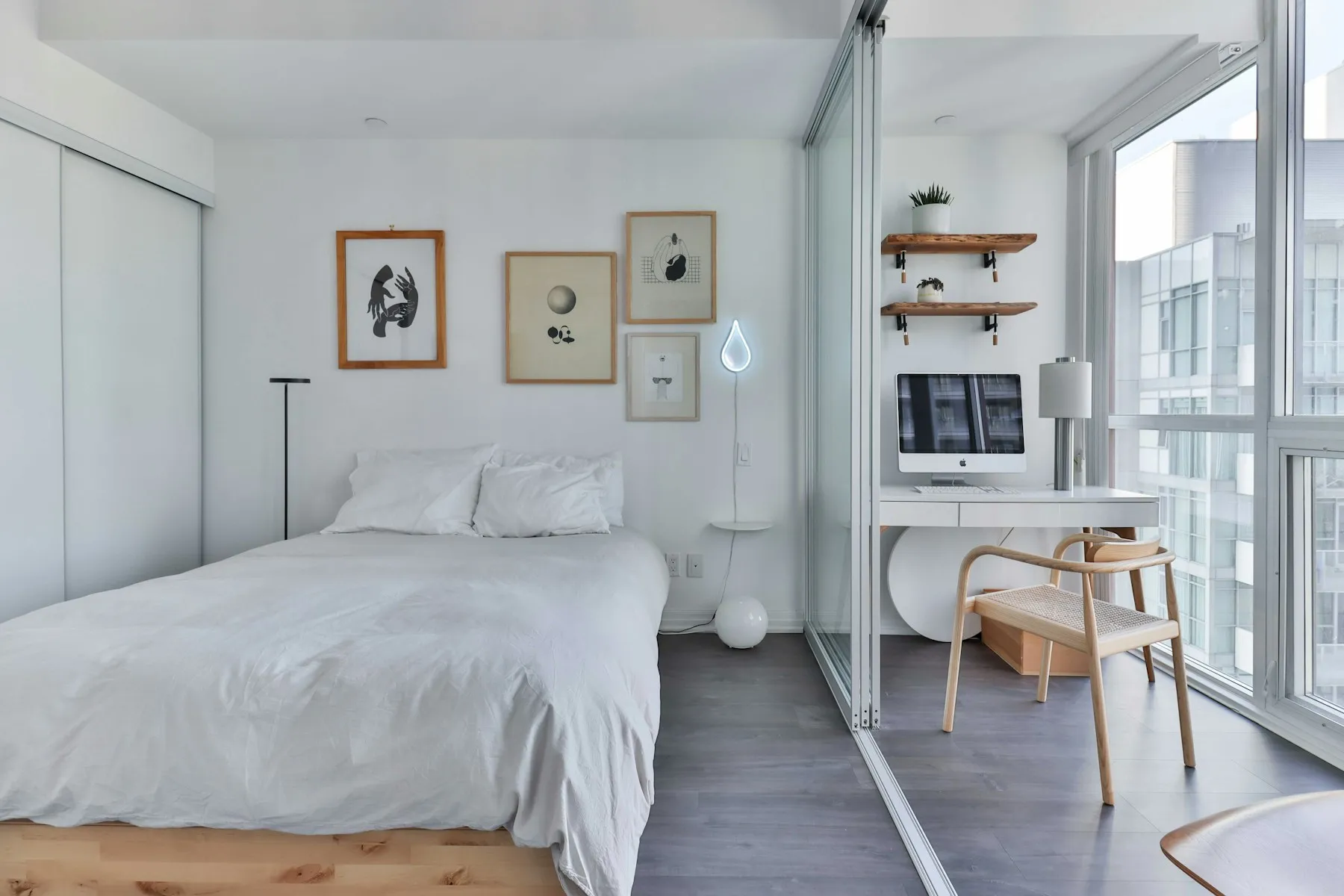Chambre blanche avec grande baie vitrée