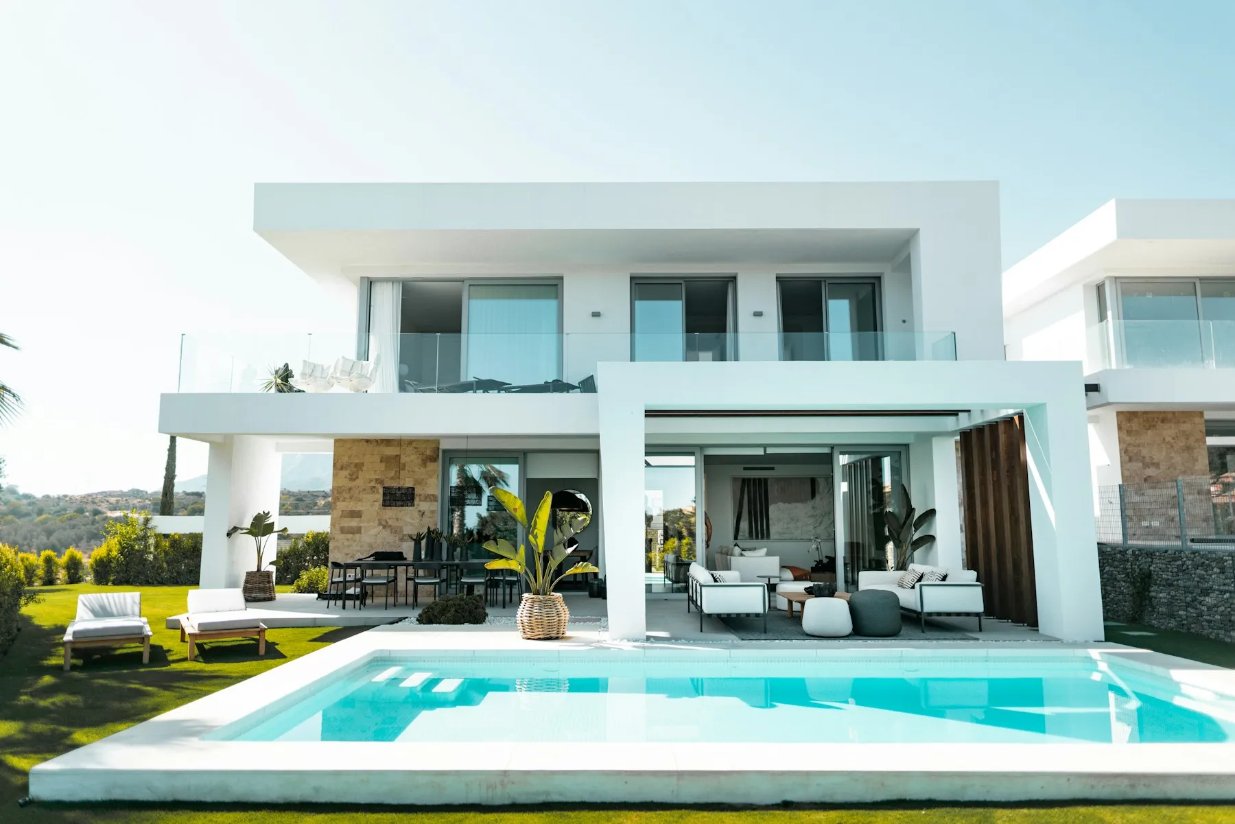 Villa contemporaine avec piscine et terrasse